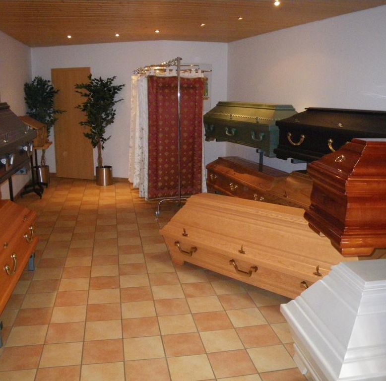 Särge mit Ausstattung in Bad Liebenzell