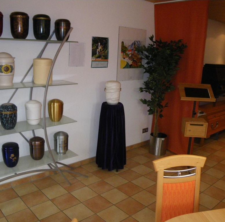 Wand mit Urnen in Bad Liebenzell